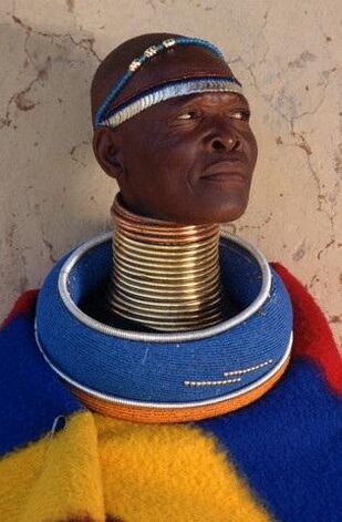 Prstenje za istezanje vrata muškarca iz afričkog plemena