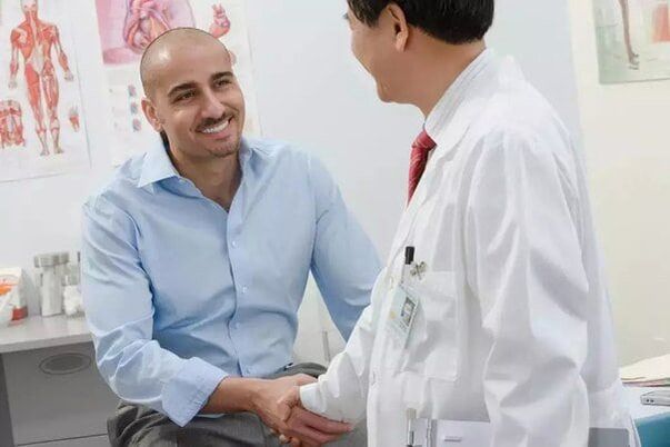 pacijent zahvaljuje liječniku na operaciji povećanja penisa